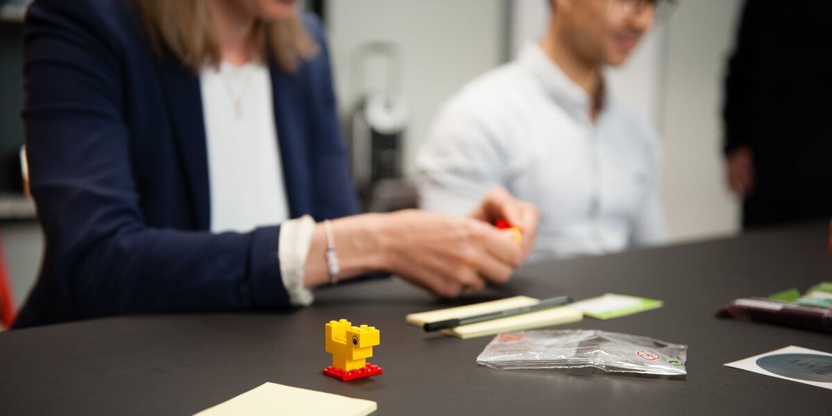Agiles Team diskutiert Sprint-Planung am Whiteboard